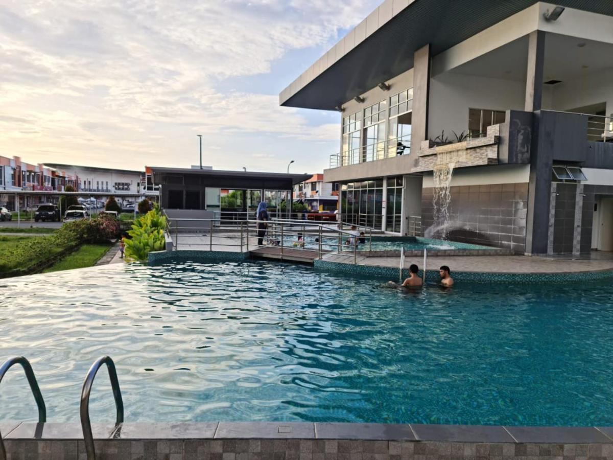Rhr Deluxe Guesthouse Kinarut Papar Sabah - Pool View Eksteriør bilde